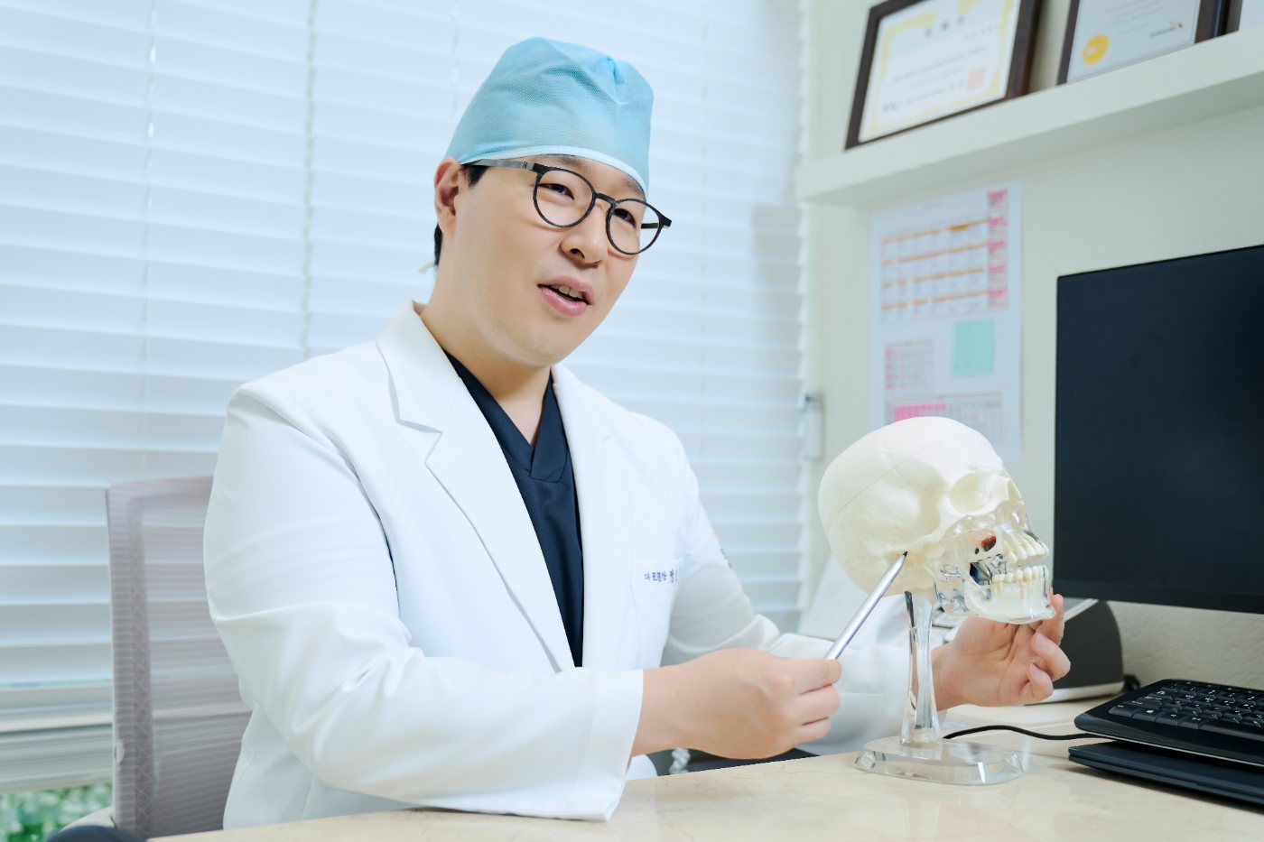 Dr. Jeong Hyunjun explaining a case with an anatomical model